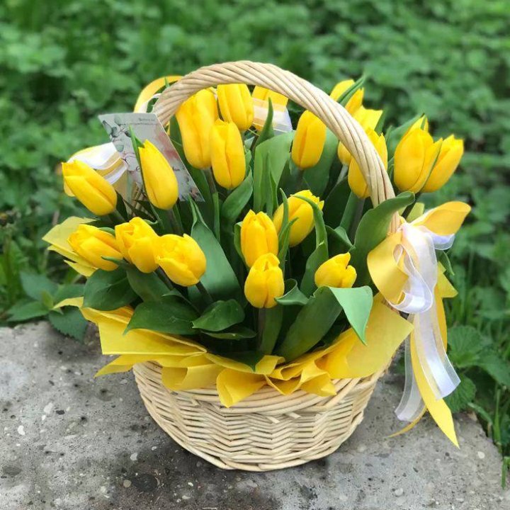 25 желтых тюльпанов в корзине в Сургуте