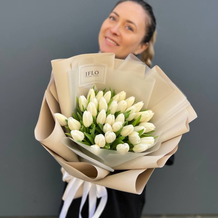 35 белых тюльпанов в Сургуте