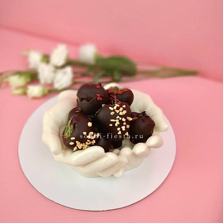 Клубника в шоколаде на шоколадных ладонях  в Сургуте