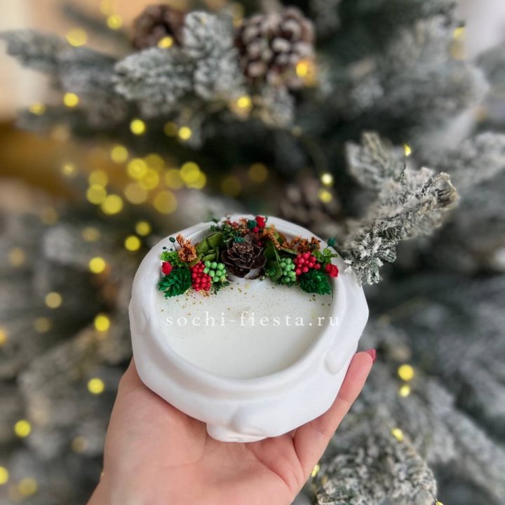 Свеча ароматическая в гипсе Руки с шишкой в Сургуте