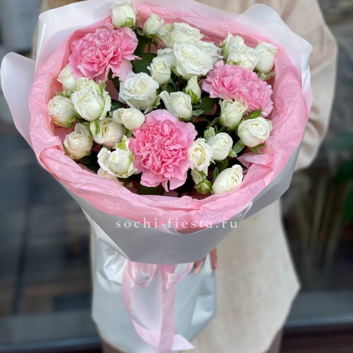 Букет розы с диантусами "Блэш" в Сургуте