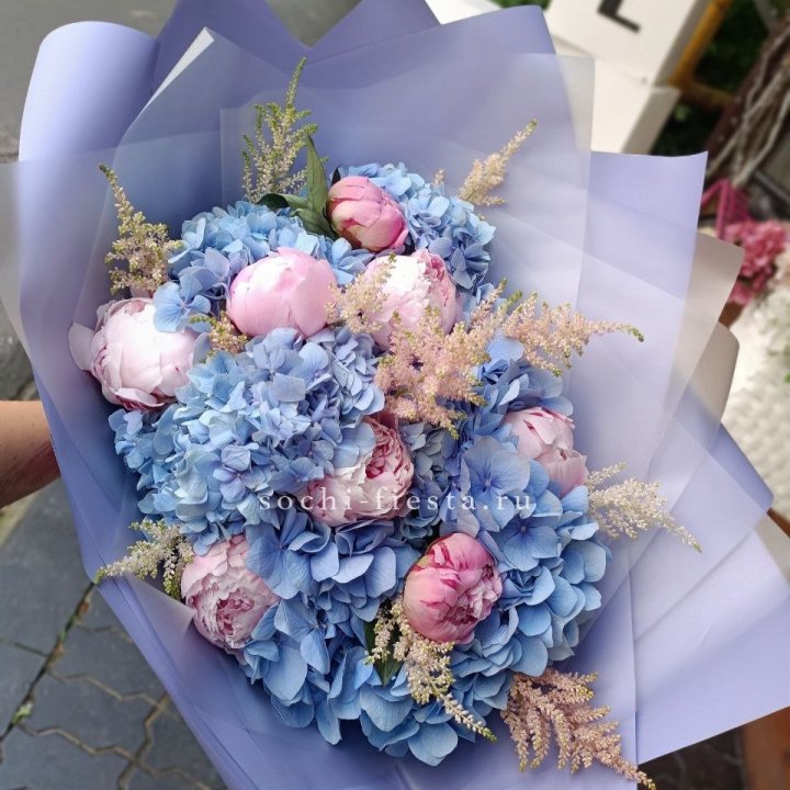 Дизайнерский букет с гортензией №3 в Сургуте