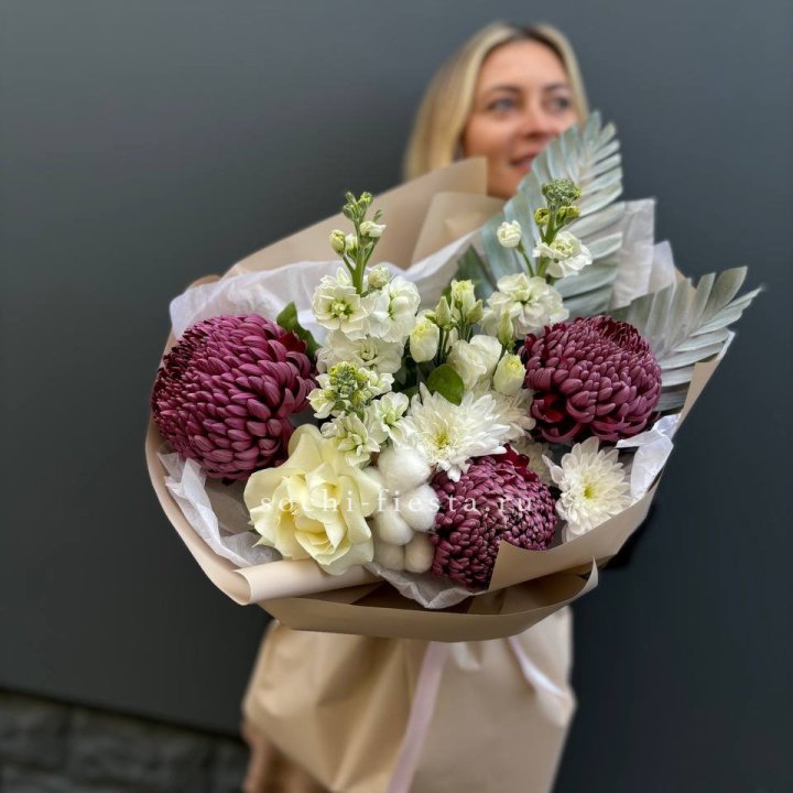 Хризантемы с маттиолой розами эустомой Чика в Сургуте