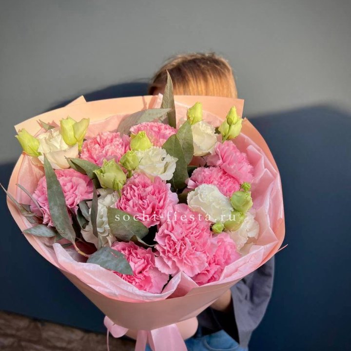 Букет гвоздик и  эустом "Сири" в Сургуте