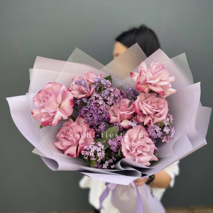 Букет из розовых роз и сирени в Сургуте