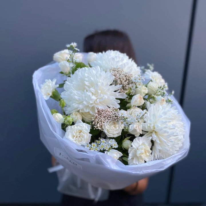 Букет хризантем и роз вайт шотс в Сургуте