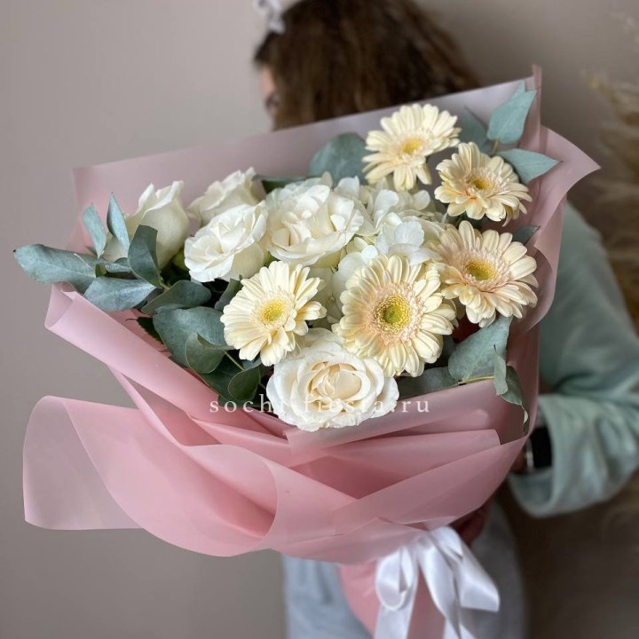 Букет роз, гортензии, гербер  в Сургуте