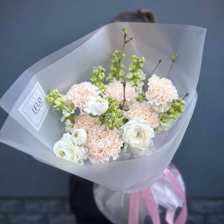 Букет маттиолы и ранункулюсов  в Сургуте