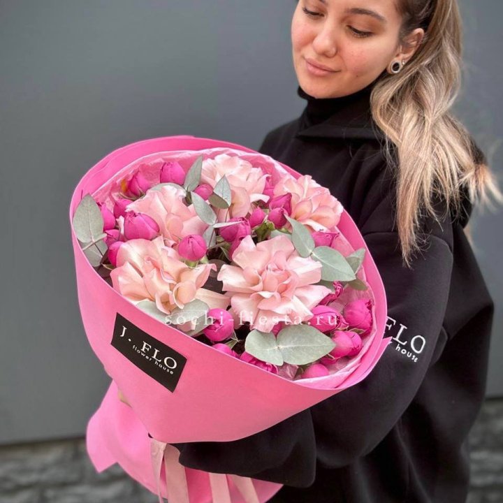 Букет французских и пионовидных роз "Ламиносо" в Сургуте