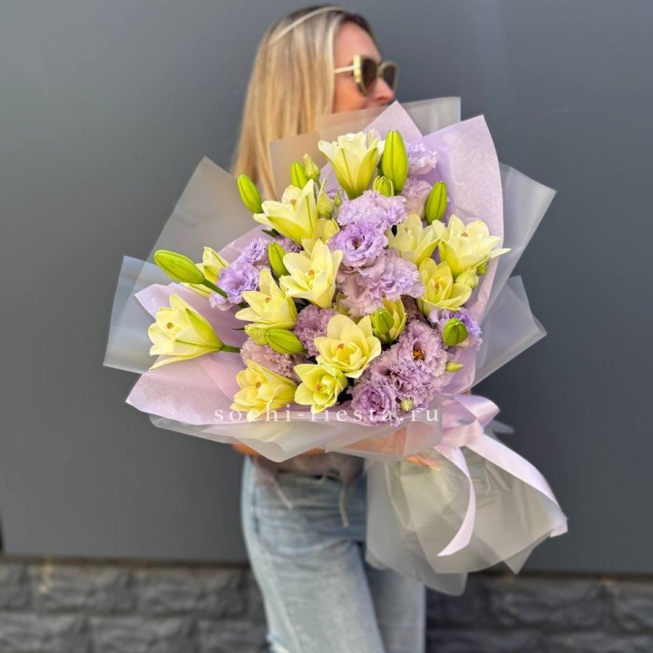  Букет лилий и эустом в Сургуте