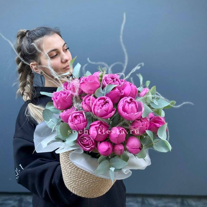 Пионовидные розы  в джутовом кашпо  в Сургуте