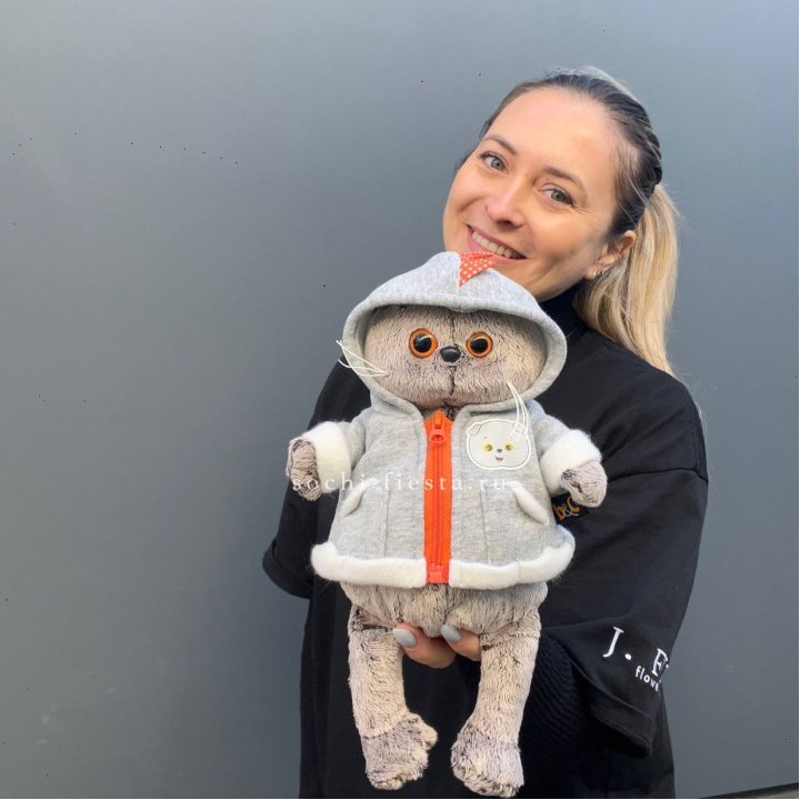 Кот Басик в толстовке в Сургуте