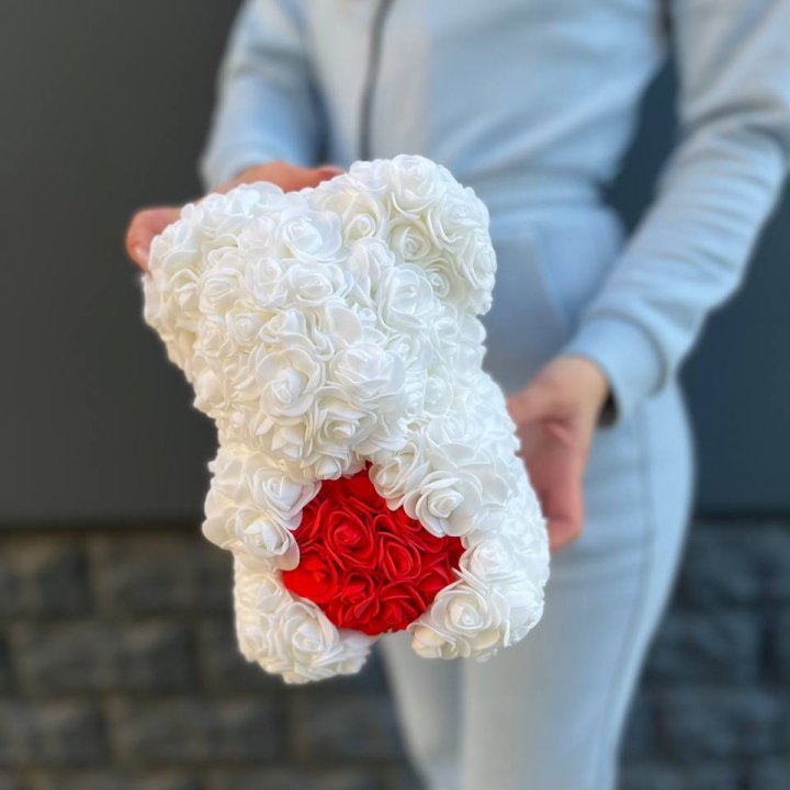 Медведь с красным седцем в Сургуте