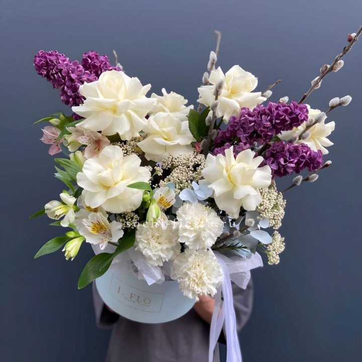 Цветочный бокс Французских роз и Сирени в Сургуте