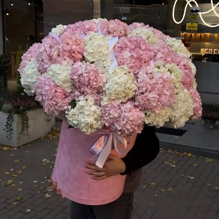 Дизайнерский цилиндр с гортензиями  в Сургуте