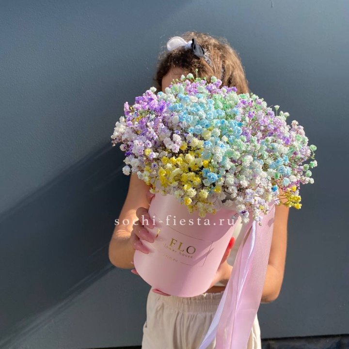 Радужные гипсофилы в шляпной коробке в Сургуте