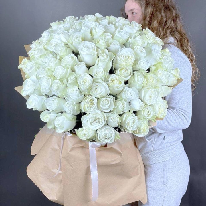 101 белая высокая импортная роза в Сургуте
