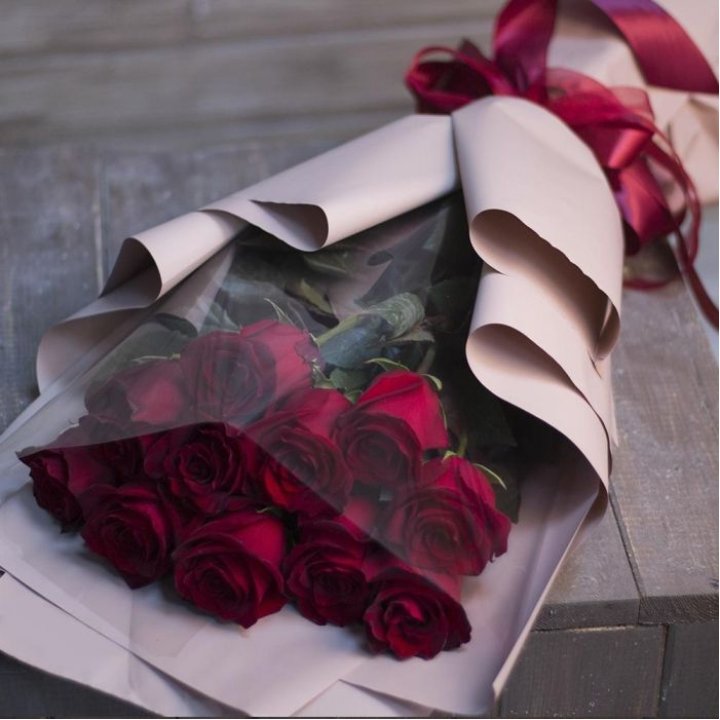 11 голландских роз в оформлении в Сургуте