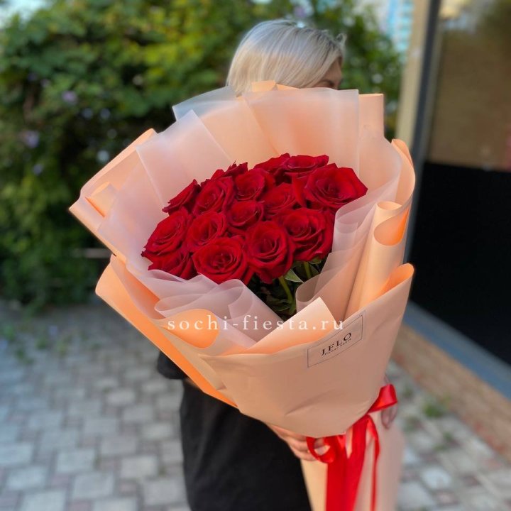 15 голландских роз в оформлении в Сургуте