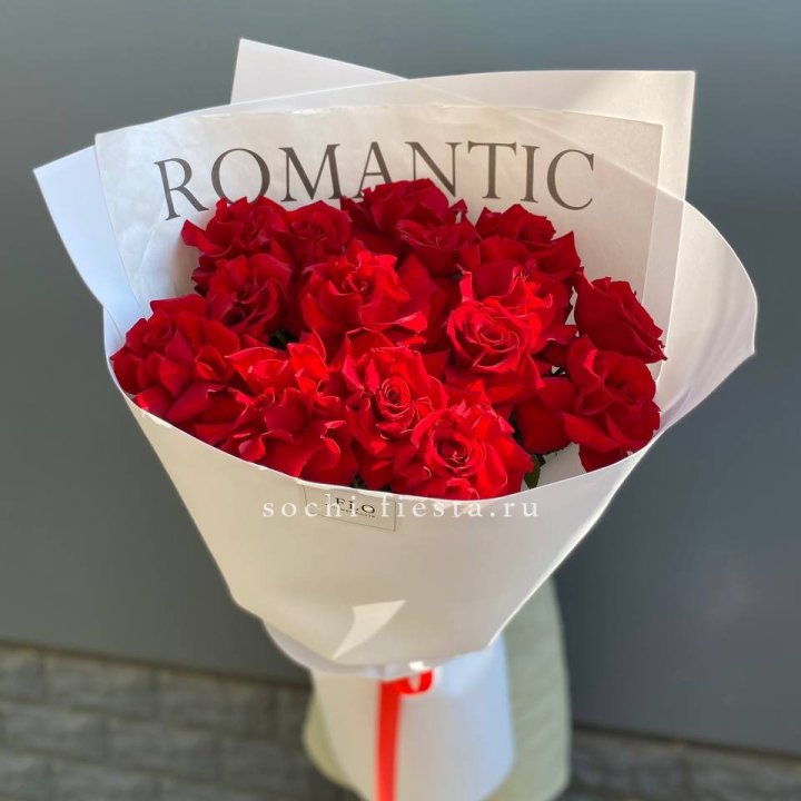 19 высоких роз в оформлении в Сургуте