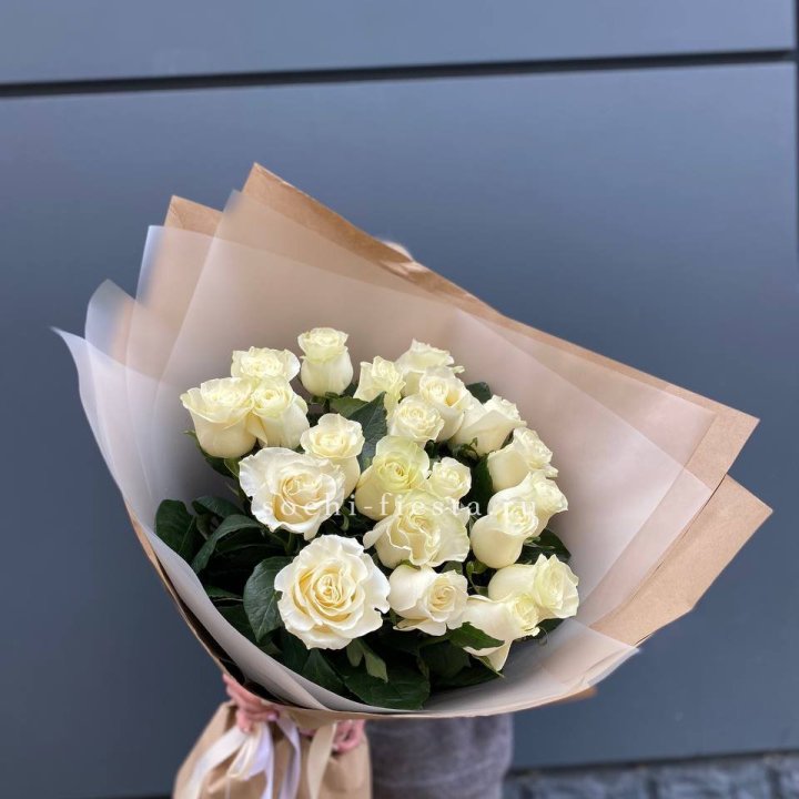  Букет  высоких белых роз   в Сургуте