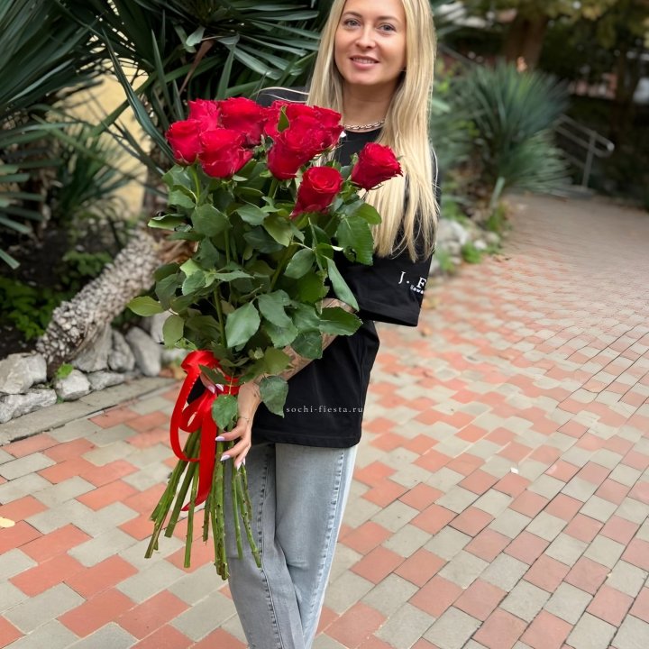 15 высоких красных роз в Сургуте
