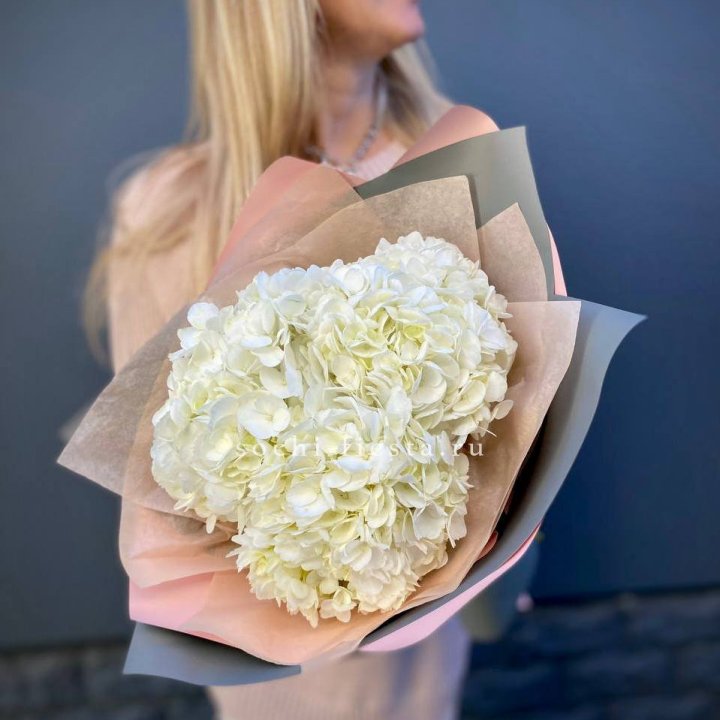 Букет из трёх белых гортензий в Сургуте