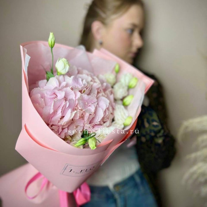 Букет с гортензией №2 в Сургуте