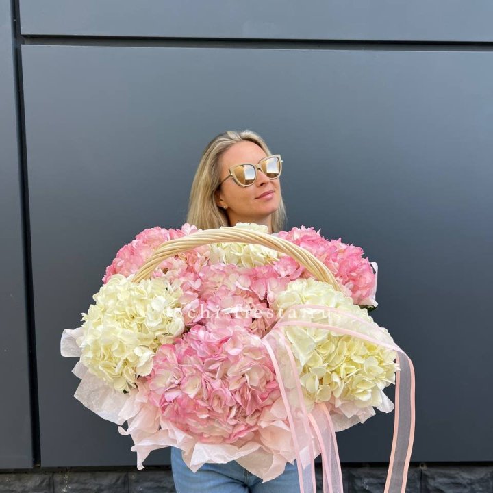 7 гортензий в корзине в Сургуте