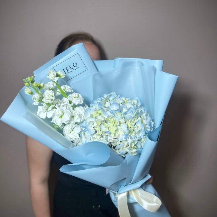 Гортензия голубая с маттиолой в Сургуте