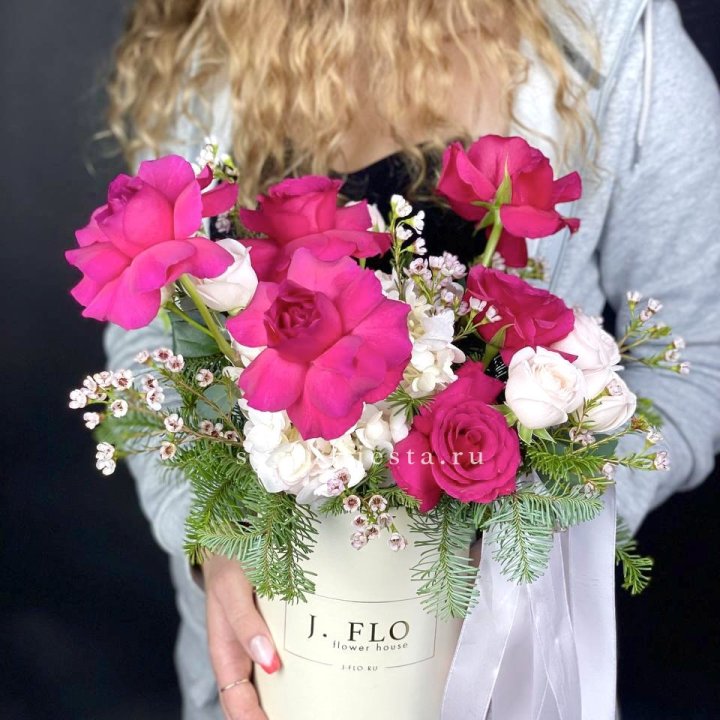 Новогодняя композиция в коробке пинк розе в Сургуте