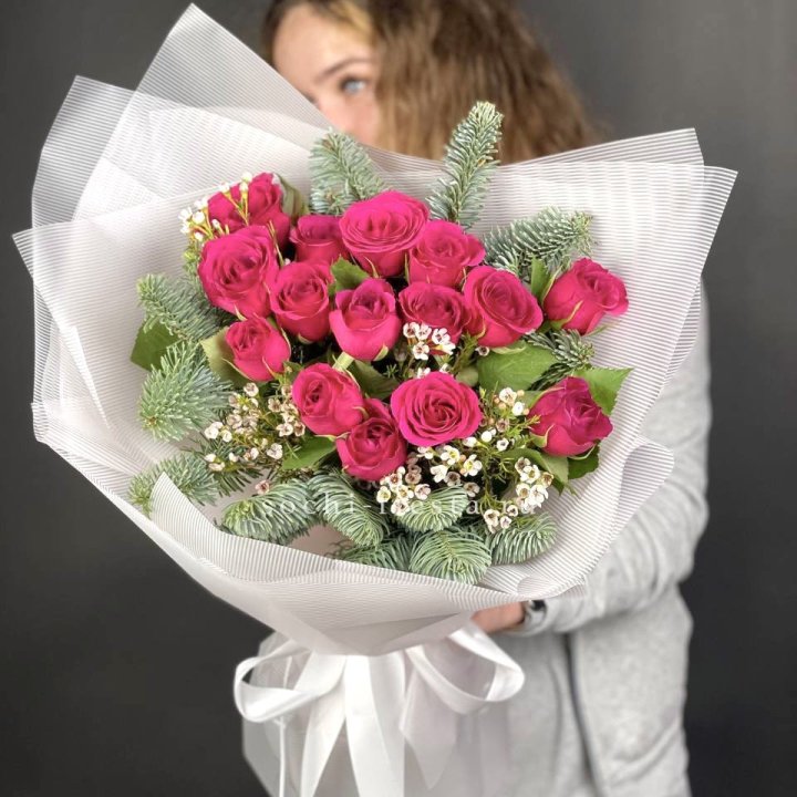 Новогодний букет Елки и Розы в Сургуте