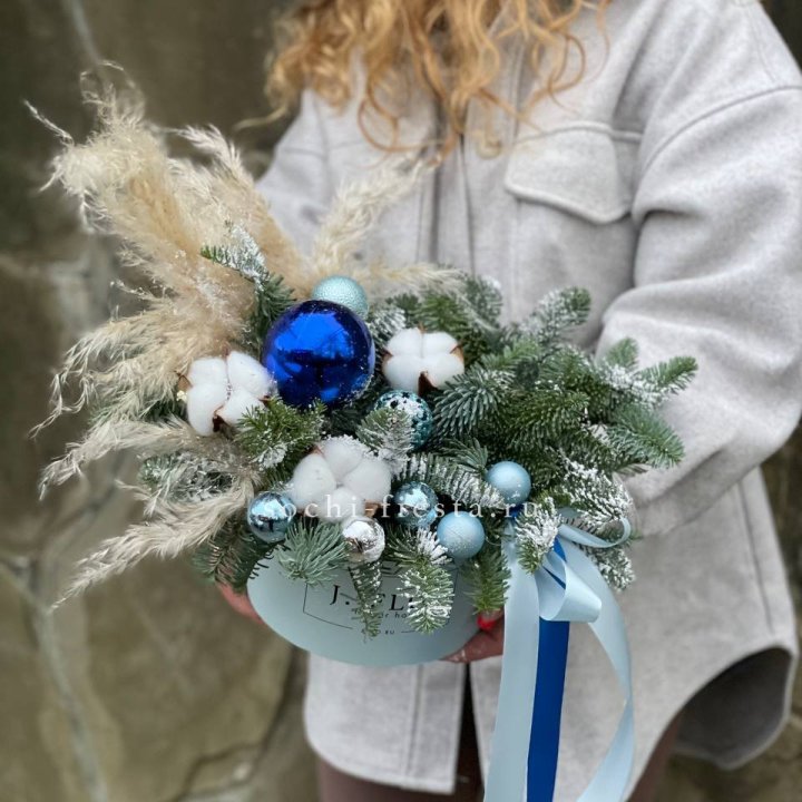 Новогодняя композиция в коробке блю в Сургуте