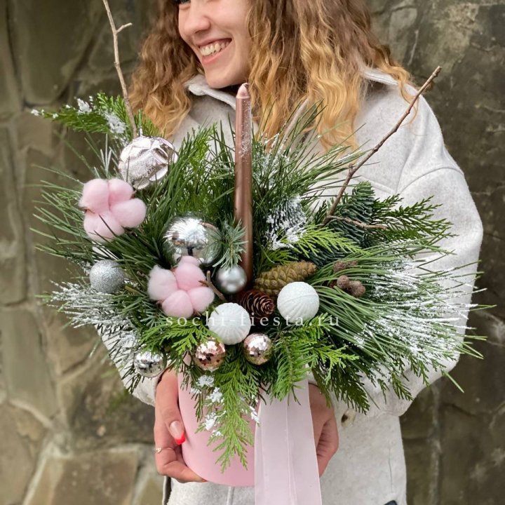 Новогодняя композиция в коробке пинк в Сургуте