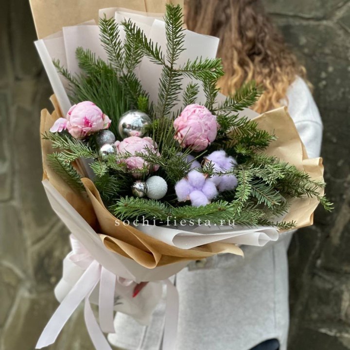 Новогодний букет с пионами  в Сургуте