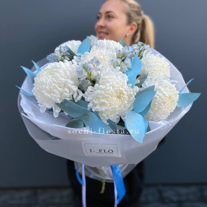Букет хризантем Бигуди и дельфиниума  в Сургуте