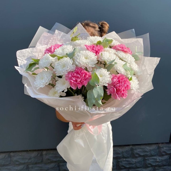  Букет  хризантем и диантусов "Воздушный" в Сургуте