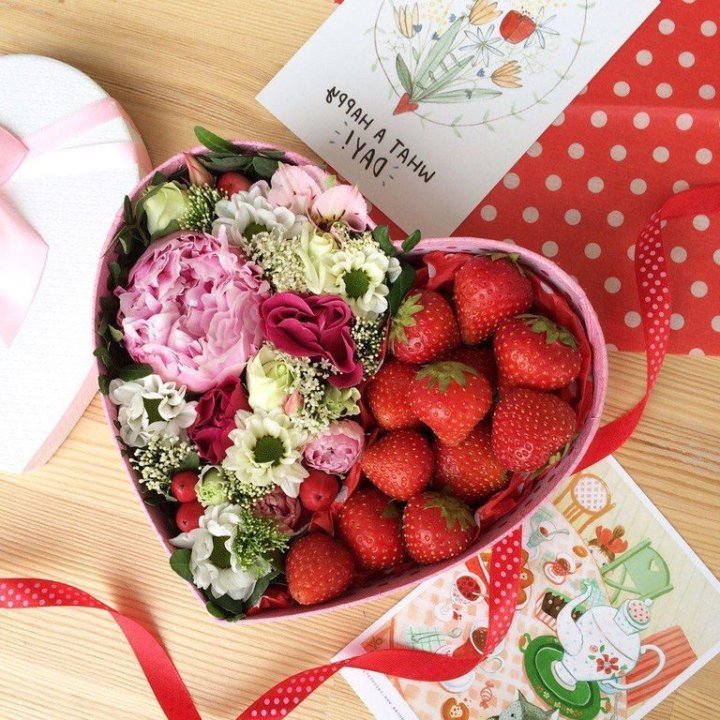 Бокс с клубникой и цветами в Сургуте