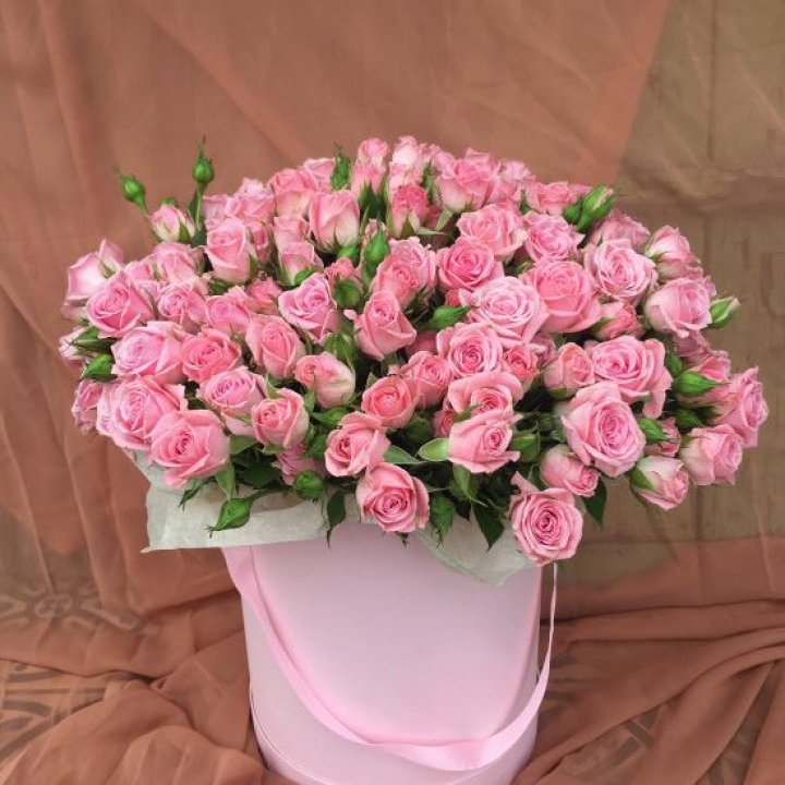 Кустовые розы в коробке в Сургуте