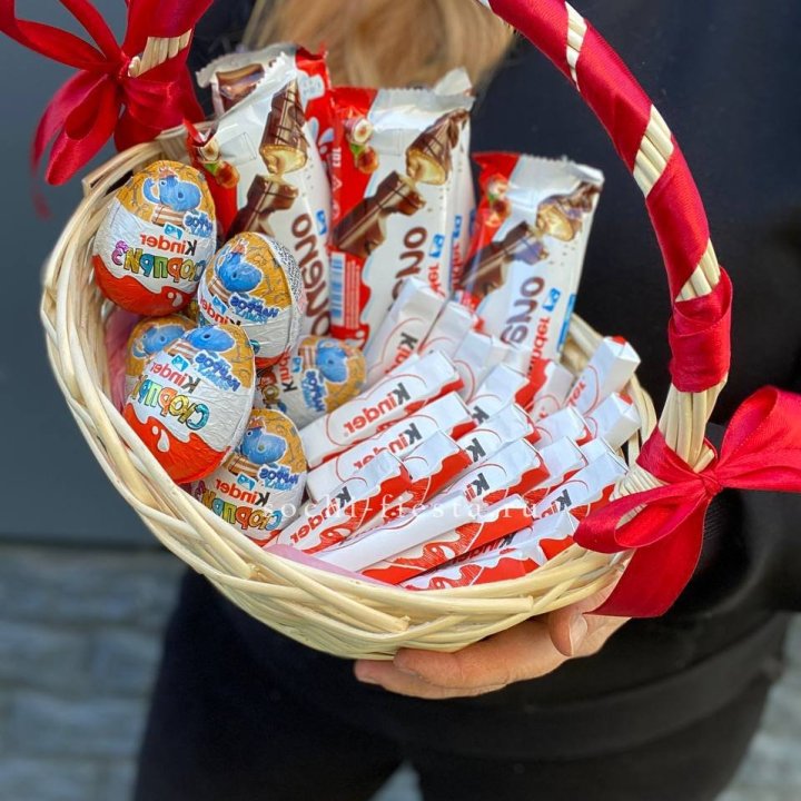 Корзина с киндерами  в Сургуте