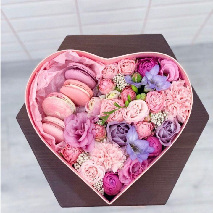 Бокс-сердце с макаронс  в Сургуте