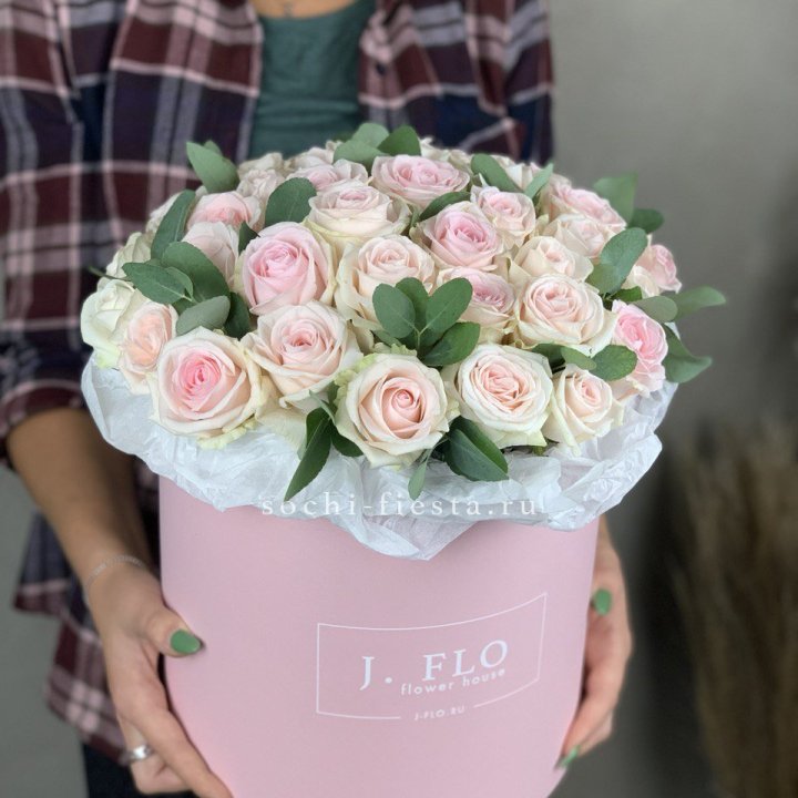 35 розовых роз в цилиндре в Сургуте