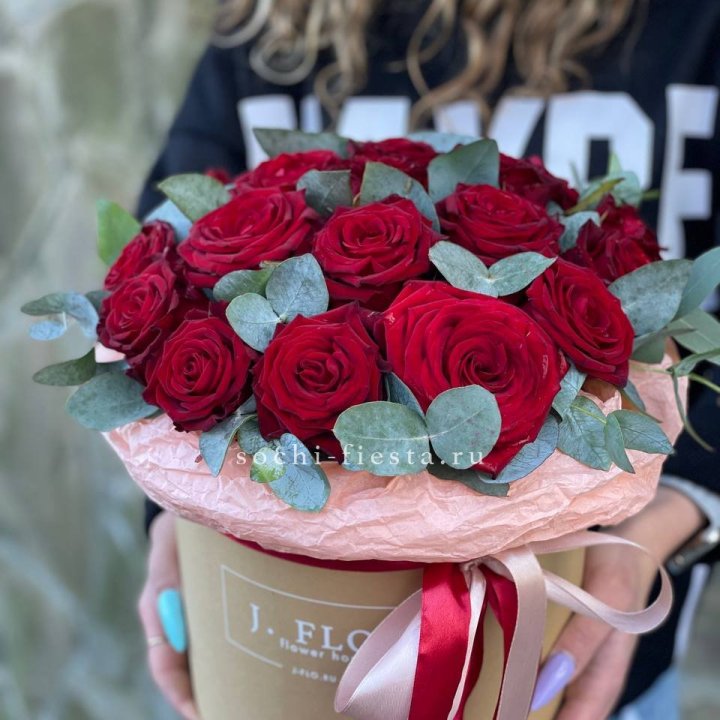21 Красная роза в боксе №1 в Сургуте