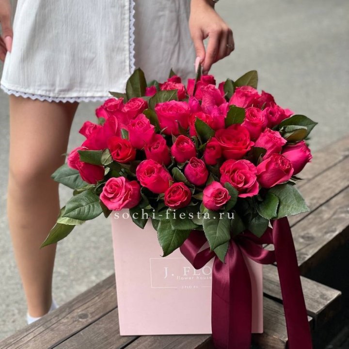 55 алых роз в кубе в Сургуте