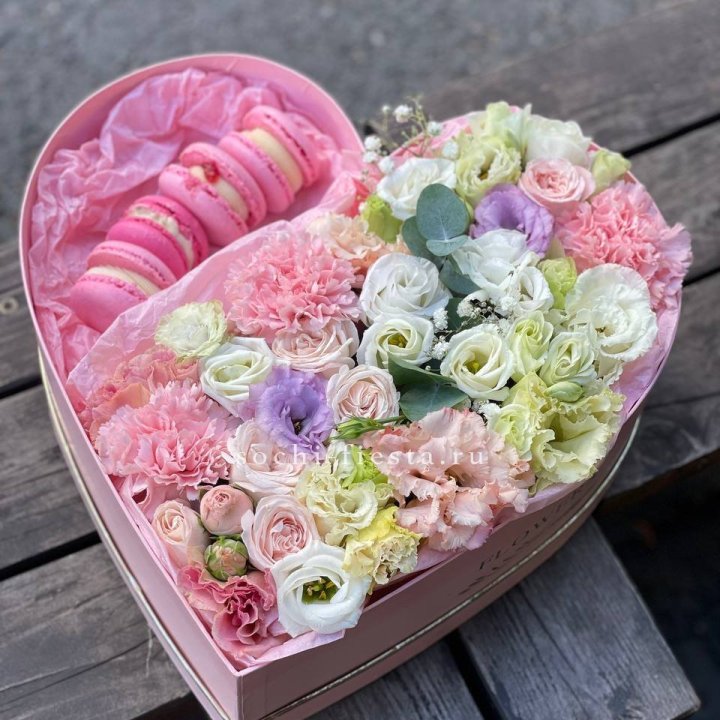 Бокс-сердце с макарон "Пинк" в Сургуте