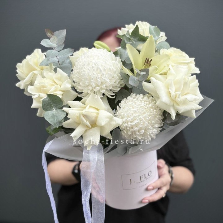 Цветы в шляпной коробке  в Сургуте