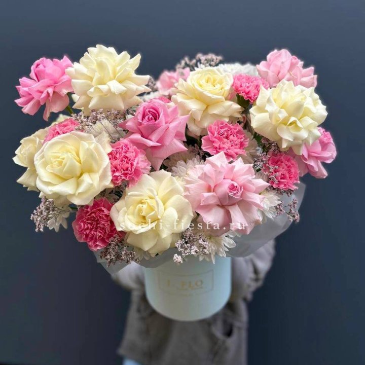 Коробка французских роз и диантусов "Бони" в Сургуте