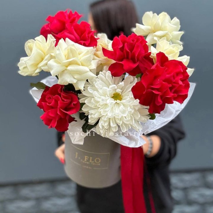 Французские розы с хризантемой в боксе в Сургуте