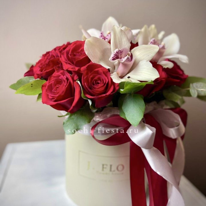 Розы и орхидеи в боксе в Сургуте