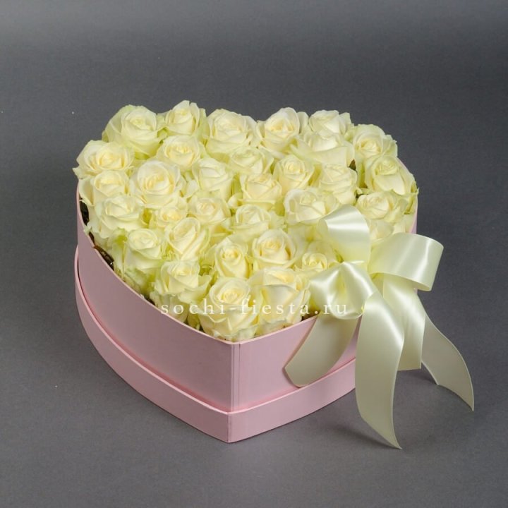 35 белых роз в коробке "Сердце" в Сургуте